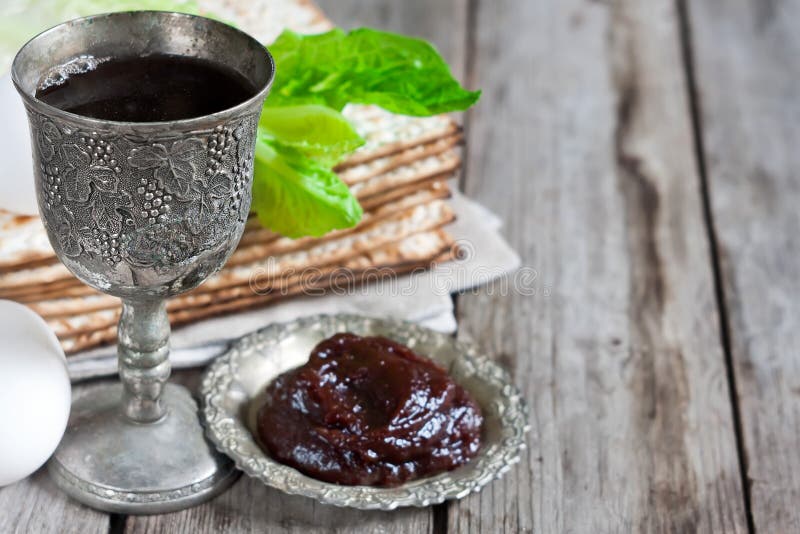 wijn en matzoh (Joods passoverbrood) stock afbeeldingen wijn en matzoh (Joods passoverbrood) stock afbeeldingen