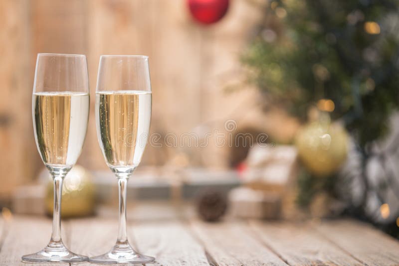 Wijnglazen voor een Kerstboom royalty-vrije stock afbeeldingen Wijnglazen voor een Kerstboom royalty-vrije stock afbeeldingen