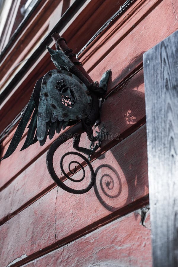 Wijnoogst gesmeed vogelstandbeeld op de muur stock fotografie