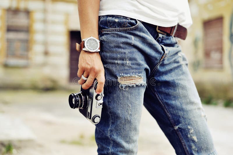 Wijnoogst gestileerde foto van hand van jonge vrouwenfotograaf met stock afbeelding Wijnoogst gestileerde foto van hand van jonge vrouwenfotograaf met stock afbeelding