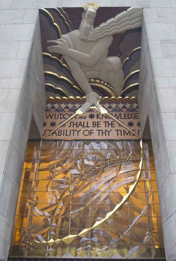 Wijsheid, een art decofries door Lee Lawrie over de ingang van GE-de Bouw bij Rockefeller-plein