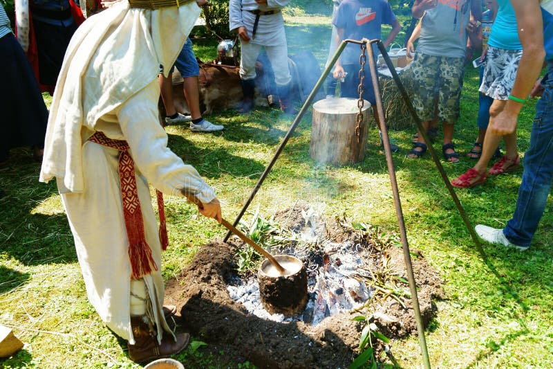 WikingerFestival redaktionelles foto. Bild von uniform 74652121