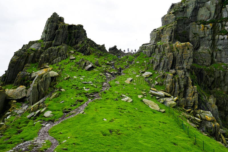 Wilde Atlantische Manier: Adembenemend die panorama door massieve ruwe toppen boven de Vallei van ` Christus ` s, ` op Skellig Mi stock afbeeldingen Wilde Atlantische Manier: Adembenemend die panorama door massieve ruwe toppen boven de Vallei van ` Christus ` s, ` op Skellig Mi stock afbeeldingen
