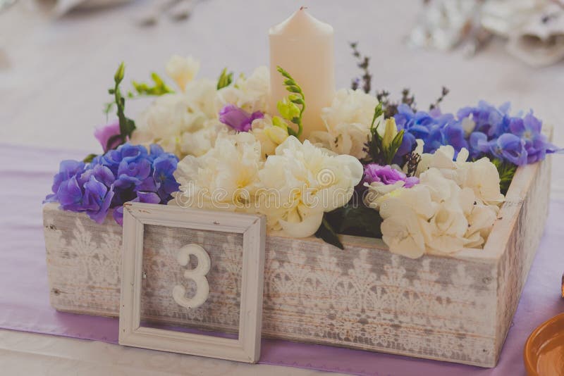 Wilde bloemen in een houten ton op feestelijke lijst royalty-vrije stock afbeelding Wilde bloemen in een houten ton op feestelijke lijst royalty-vrije stock afbeelding
