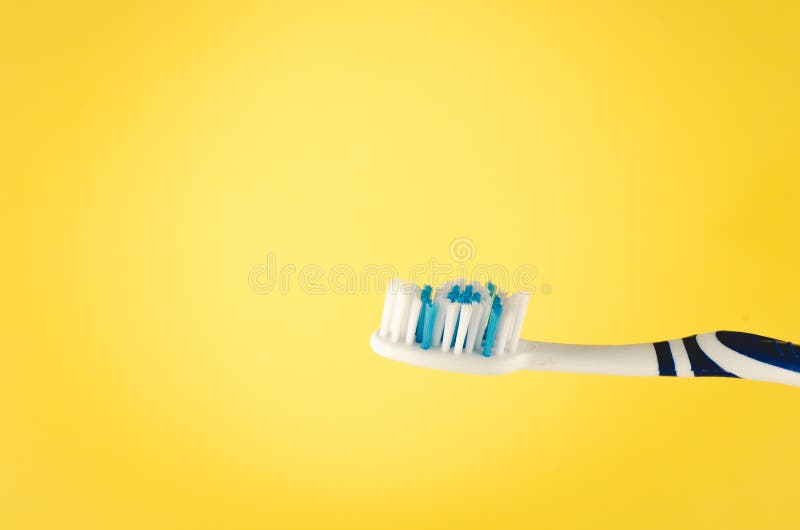 Wilgotny toothbrush na żółtym tle, zakończenie w górę zdjęcie royalty free Wilgotny toothbrush na żółtym tle, zakończenie w górę zdjęcie royalty free