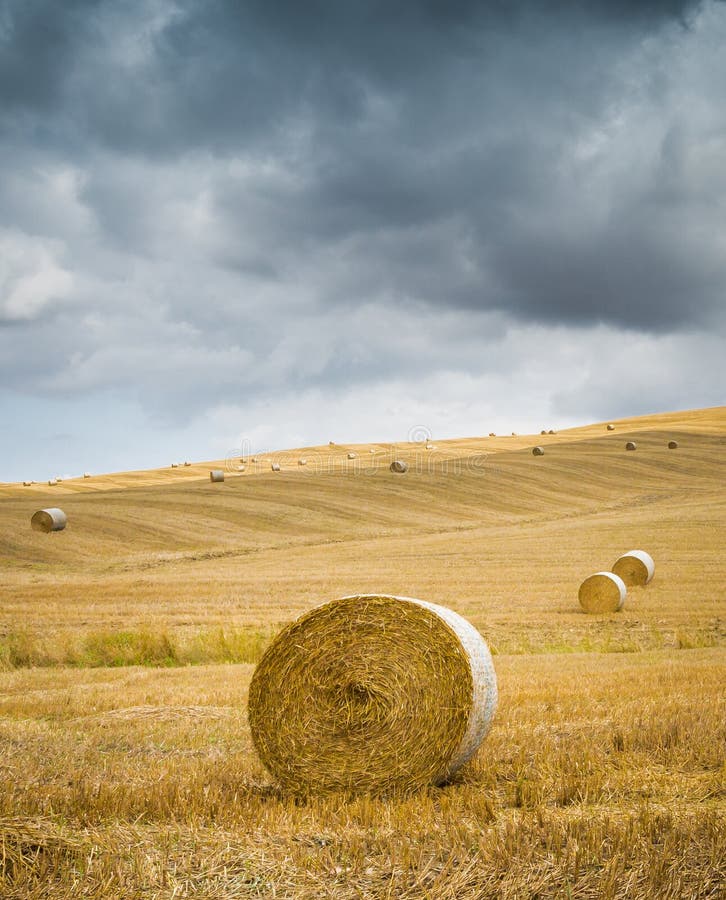 Willa na górze wzgórza przegapia ostatnio zbierać siano bele fotografia stock Willa na górze wzgórza przegapia ostatnio zbierać siano bele fotografia stock