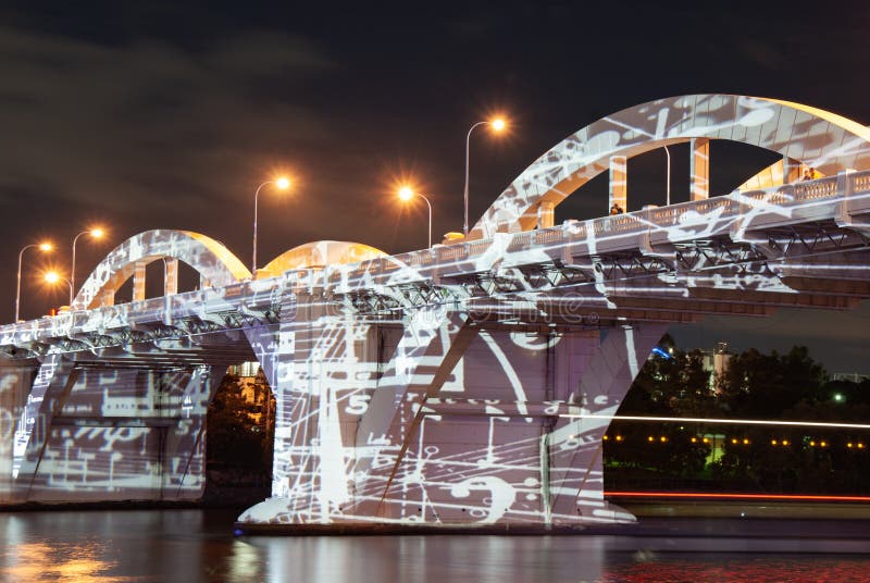 William Jolly Bridge à Brisbane s'est allumé par des images projetées photo libre de droits William Jolly Bridge à Brisbane s'est allumé par des images projetées photo libre de droits