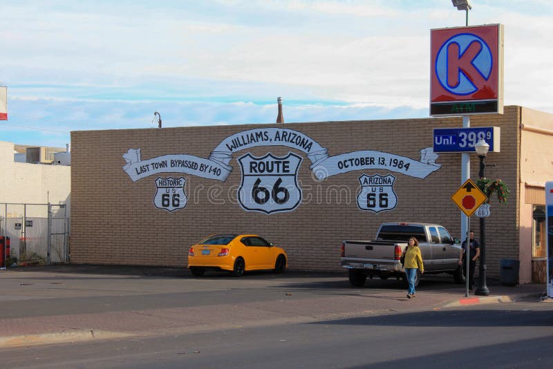 Williams, Arizona / ΗΠΑ - Οκτώβριος 2012: Προβολή του συμβόλου της οδού 66 πάνω από ένα τείχος κτιρίου στοκ φωτογραφία με δικαίωμα ελεύθερης χρήσης Williams, Arizona / ΗΠΑ - Οκτώβριος 2012: Προβολή του συμβόλου της οδού 66 πάνω από ένα τείχος κτιρίου στοκ φωτογραφία με δικαίωμα ελεύθερης χρήσης