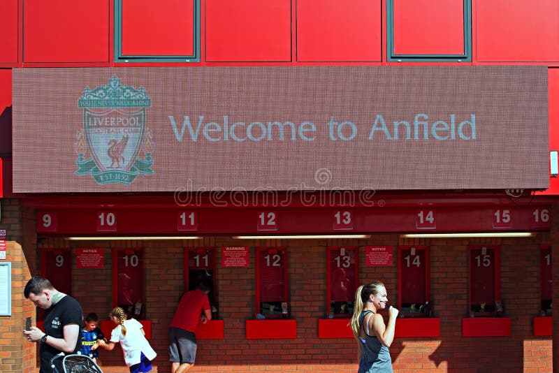 Willkommen zu Anfield-Zeichen und zu kaufenden Karten der Leute am Liverpool-Fußball-Verein-Stadion liverpool stockbilder Willkommen zu Anfield-Zeichen und zu kaufenden Karten der Leute am Liverpool-Fußball-Verein-Stadion liverpool stockbilder
