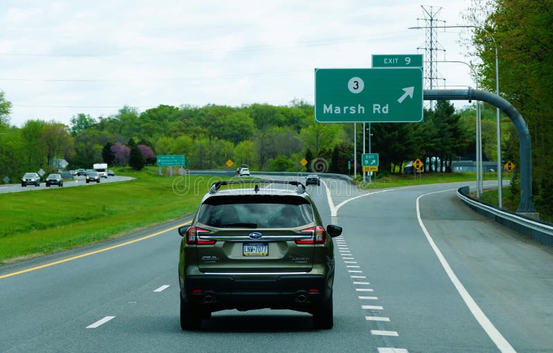 Wilmington Delaware Stati Uniti 27 aprile 2025 Un'auto in movimento sulla I95 a nord e in uscita 9 su Marsh Road e la Route 3 immagine stock libera da diritti