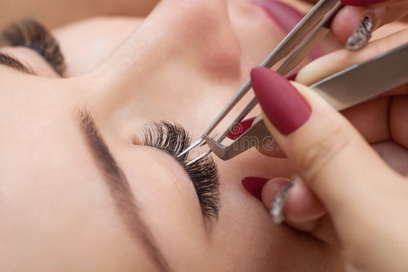Wimperabbauverfahrensabschluß oben Schönheit mit langen Peitschen in einem Schönheitssalon stockfotografie Wimperabbauverfahrensabschluß oben Schönheit mit langen Peitschen in einem Schönheitssalon stockfotografie