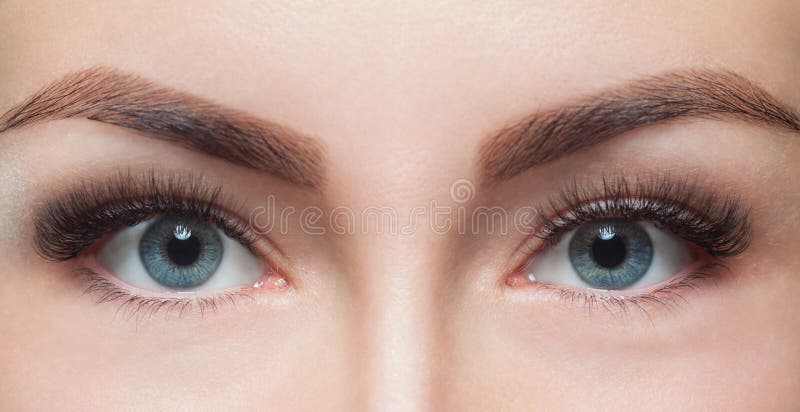 Wimperabbauverfahrensabschluß oben Schönheit mit langen Peitschen in einem Schönheitssalon stockfotos Wimperabbauverfahrensabschluß oben Schönheit mit langen Peitschen in einem Schönheitssalon stockfotos