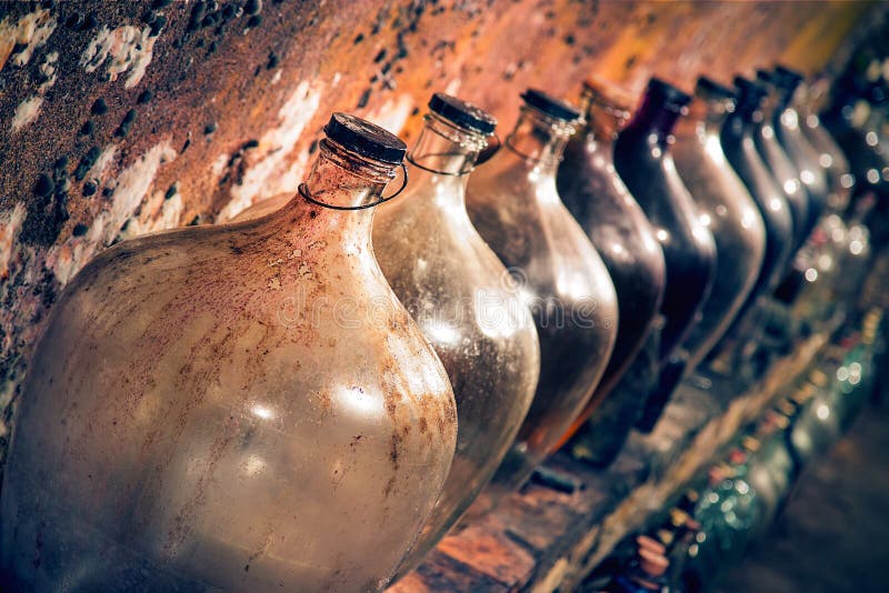 Win carboys w wino lochu zdjęcie stock Win carboys w wino lochu zdjęcie stock