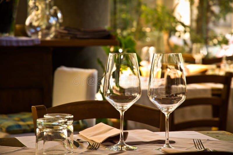 Win szkła i stołowy położenie w restauraci