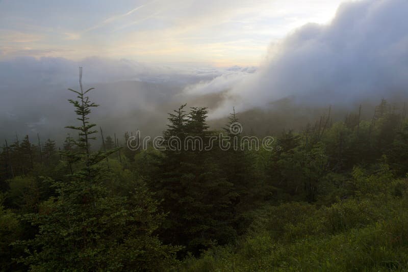 Wind Geblazen Wolken Over De Rokerige Bergen Stock Afbeelding Image