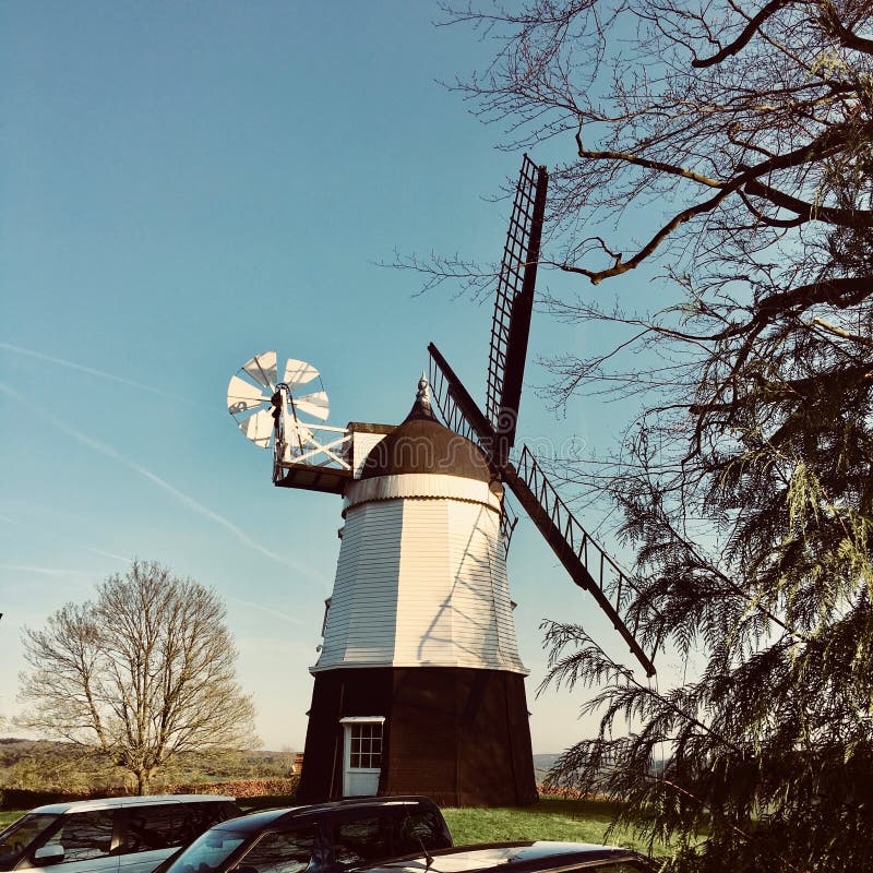 Wind-Mühle auf Bauernhof lizenzfreies stockbild Wind-Mühle auf Bauernhof lizenzfreies stockbild