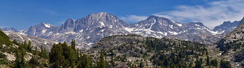 Wind River område, Rocky Mountains, Wyoming, sikter från fotvandring som fotvandrar slingan till den Titcomb handfatet från Elkha fotografering för bildbyråer Wind River område, Rocky Mountains, Wyoming, sikter från fotvandring som fotvandrar slingan till den Titcomb handfatet från Elkha fotografering för bildbyråer