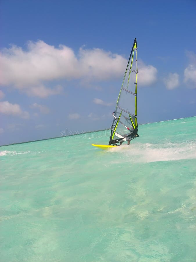 Un windsurfer su un croccante letto di acqua.