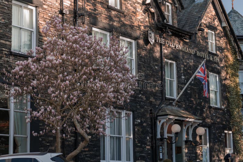 WINDERMERE, HET UK - 25TH MAART 2019: De Oude het Hotel en het Kuuroordvoorzijde van Engeland - Windermere stock afbeeldingen WINDERMERE, HET UK - 25TH MAART 2019: De Oude het Hotel en het Kuuroordvoorzijde van Engeland - Windermere stock afbeeldingen