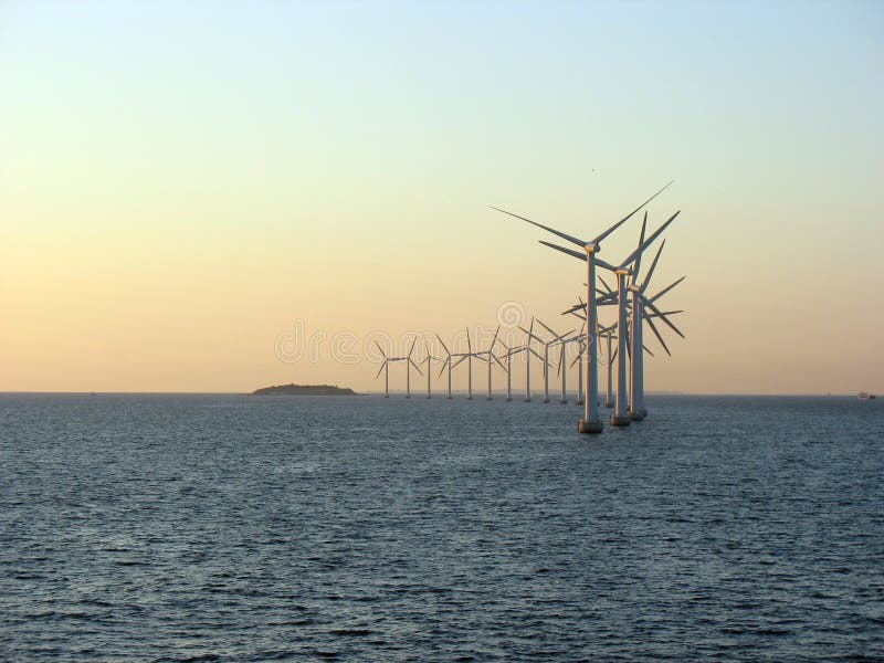 Windfarm in mare aperto 1 fotografia stock libera da diritti Windfarm in mare aperto 1 fotografia stock libera da diritti