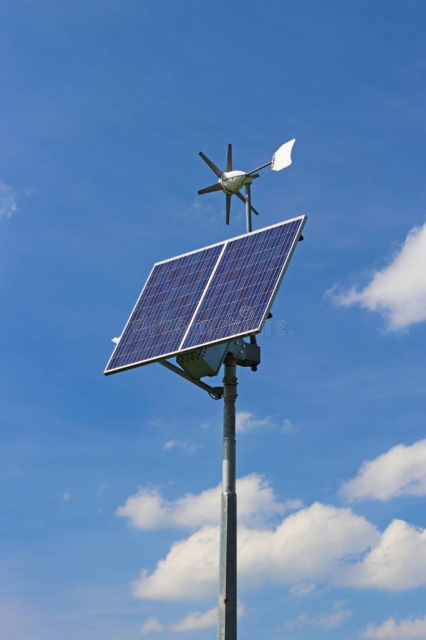 Windgenerator en zonnepaneel op een blauwe hemel Photovoltaic cellen Methode om alternatieve energie te verkrijgen Schoon ecologi stock foto Windgenerator en zonnepaneel op een blauwe hemel Photovoltaic cellen Methode om alternatieve energie te verkrijgen Schoon ecologi stock foto