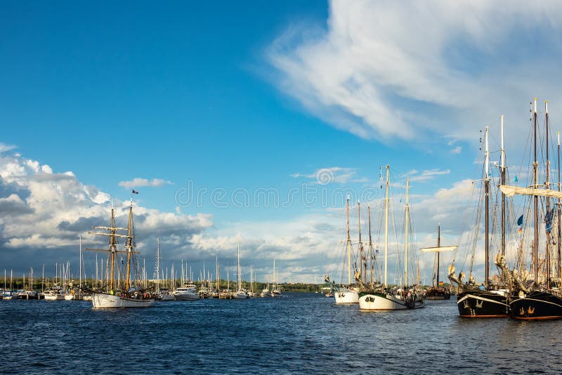 Windjammer op het Hanse-Zeil in Rostock, Duitsland stock foto Windjammer op het Hanse-Zeil in Rostock, Duitsland stock foto