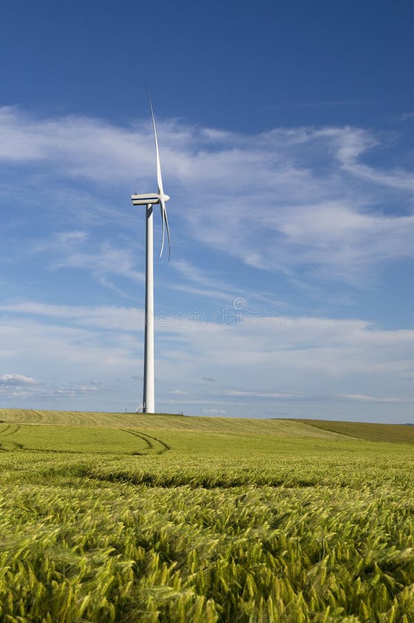 Windkraftanlage auf den Gebieten stockfotografie Windkraftanlage auf den Gebieten stockfotografie