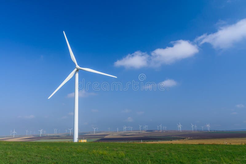 Windkraftanlage auf der Wiese auf Hintergrund von Himmeln Buntes pict stockfoto Windkraftanlage auf der Wiese auf Hintergrund von Himmeln Buntes pict stockfoto