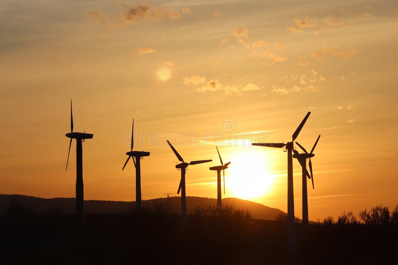Windkraftanlage im Sonnenuntergang Romantischer Abend und moderne Technologien des ökologisch sauberen Stroms Schutz des enviro stockfotografie Windkraftanlage im Sonnenuntergang Romantischer Abend und moderne Technologien des ökologisch sauberen Stroms Schutz des enviro stockfotografie