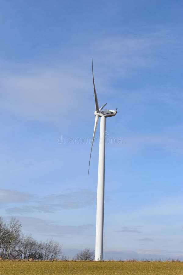 Windkraftanlagen an einem sonnigen Tag mit einem blauen Himmel in Kassel, Deutschland lizenzfreie stockbilder Windkraftanlagen an einem sonnigen Tag mit einem blauen Himmel in Kassel, Deutschland lizenzfreie stockbilder