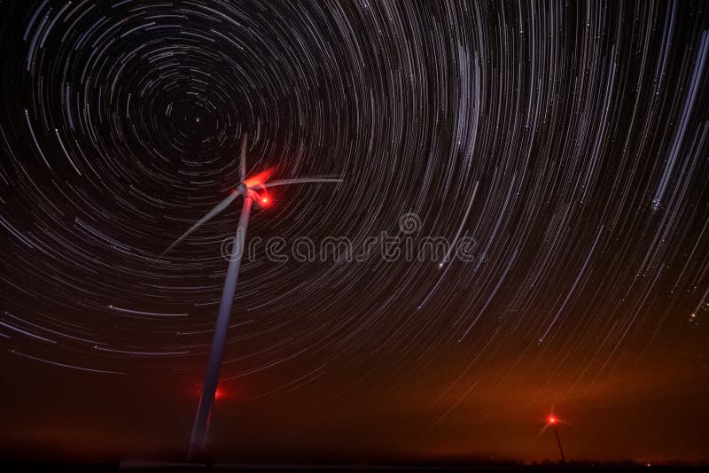Windkraftanlagen mit Sternspuren lizenzfreies stockbild Windkraftanlagen mit Sternspuren lizenzfreies stockbild
