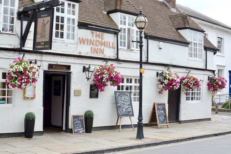 The Windmill Inn pub at Stratford upon Avon, with beautiful colourful hanging baskets, Church street, Stratford Upon Avon, Warwickshire, England, UK