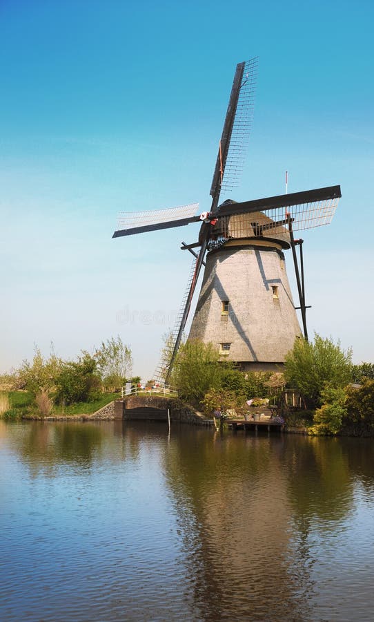 Veterný mlyn v Kinderdijk, holandsko.