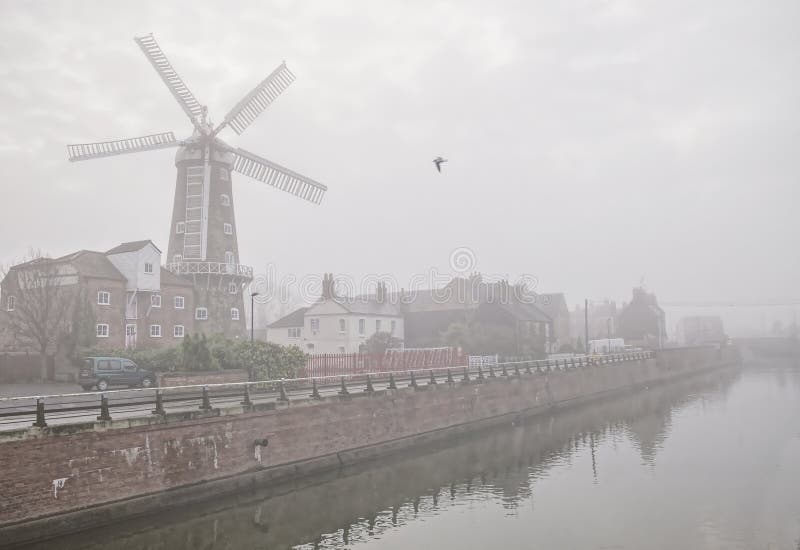 Cinque navigato mulino a vento a fianco di un misty river a Boston, Lincolnshire, regno UNITO.