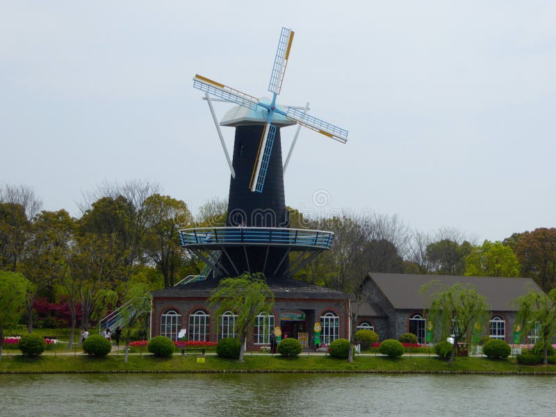 Windmolen dichtbij een meer royalty-vrije stock foto's Windmolen dichtbij een meer royalty-vrije stock foto's