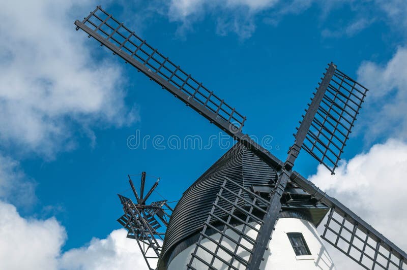 Windmolen dichte omhooggaand, met zwarte zeilen en blauwe hemel royalty-vrije stock foto Windmolen dichte omhooggaand, met zwarte zeilen en blauwe hemel royalty-vrije stock foto