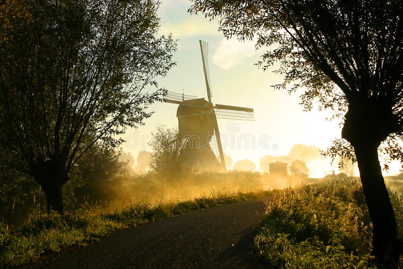 Windmolen in mist royalty-vrije stock foto Windmolen in mist royalty-vrije stock foto