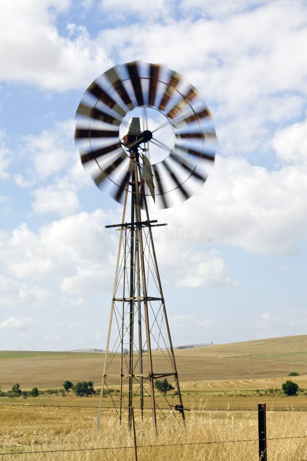 Windmolen op een landbouwbedrijf in Zuid-Afrika royalty-vrije stock afbeeldingen Windmolen op een landbouwbedrijf in Zuid-Afrika royalty-vrije stock afbeeldingen