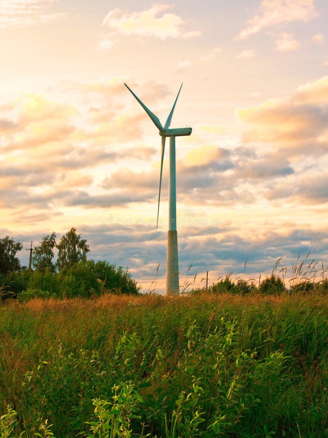 Windmolen op landelijk gebied in de zonsondergang De turbineslandbouwbedrijf van de wind stock foto's Windmolen op landelijk gebied in de zonsondergang De turbineslandbouwbedrijf van de wind stock foto's
