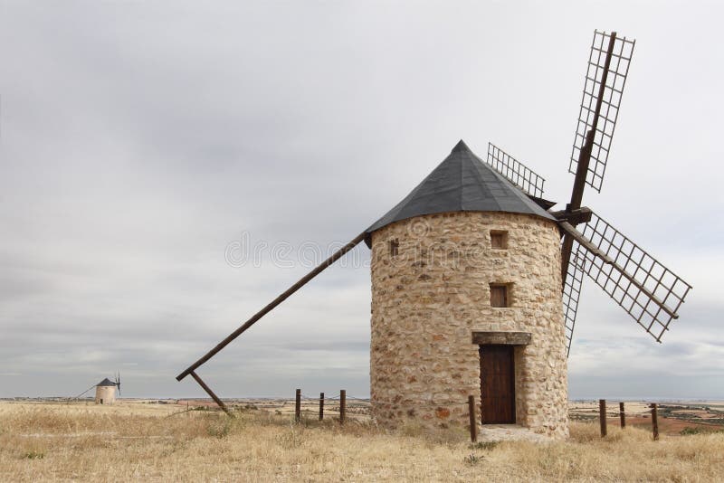 Windmolens in Belmonte, Cuenca, Spanje royalty-vrije stock afbeelding Windmolens in Belmonte, Cuenca, Spanje royalty-vrije stock afbeelding