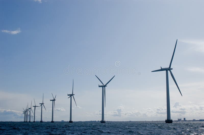 Windmolens in een rij met duidelijke hemel stock afbeelding Windmolens in een rij met duidelijke hemel stock afbeelding
