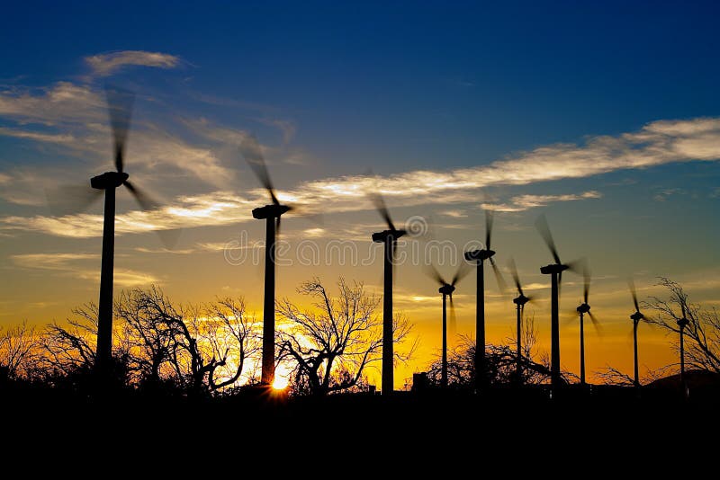 Windmolens bij zonsondergang royalty-vrije stock foto