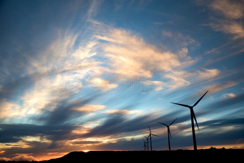 Windmolens in zonsondergang op Paul da Serra-vlakte, het eiland van Madera, Portugal royalty-vrije stock foto Windmolens in zonsondergang op Paul da Serra-vlakte, het eiland van Madera, Portugal royalty-vrije stock foto