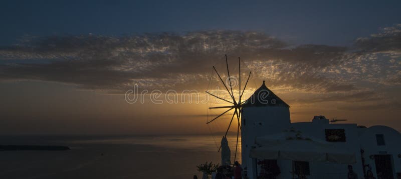 Windmühle bei Sonnenuntergang, Santorini lizenzfreies stockbild