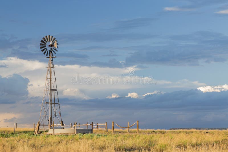 Windmühle in Colorado-Grasland lizenzfreies stockbild Windmühle in Colorado-Grasland lizenzfreies stockbild