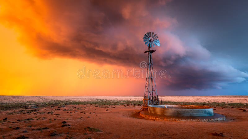Windmühle in einem Gewitter bei Sonnenuntergang lizenzfreies stockfoto Windmühle in einem Gewitter bei Sonnenuntergang lizenzfreies stockfoto