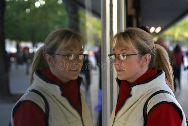 Junge Frau Schaufensterbummel auf der Straße.