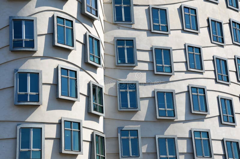 Windows av danshuset, Prague royaltyfri bild