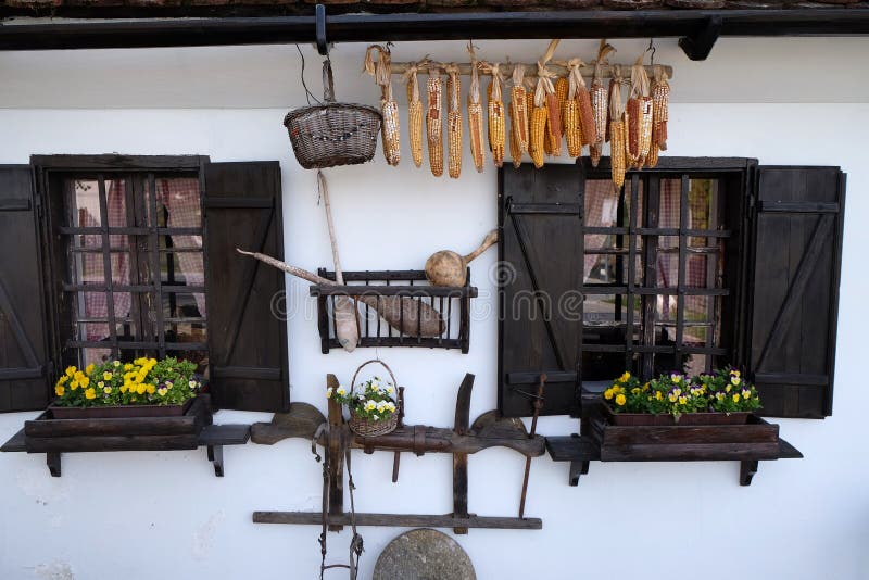 Windows della casa di legno tradizionale in Gornja Stubica, Croazia immagine stock libera da diritti Windows della casa di legno tradizionale in Gornja Stubica, Croazia immagine stock libera da diritti