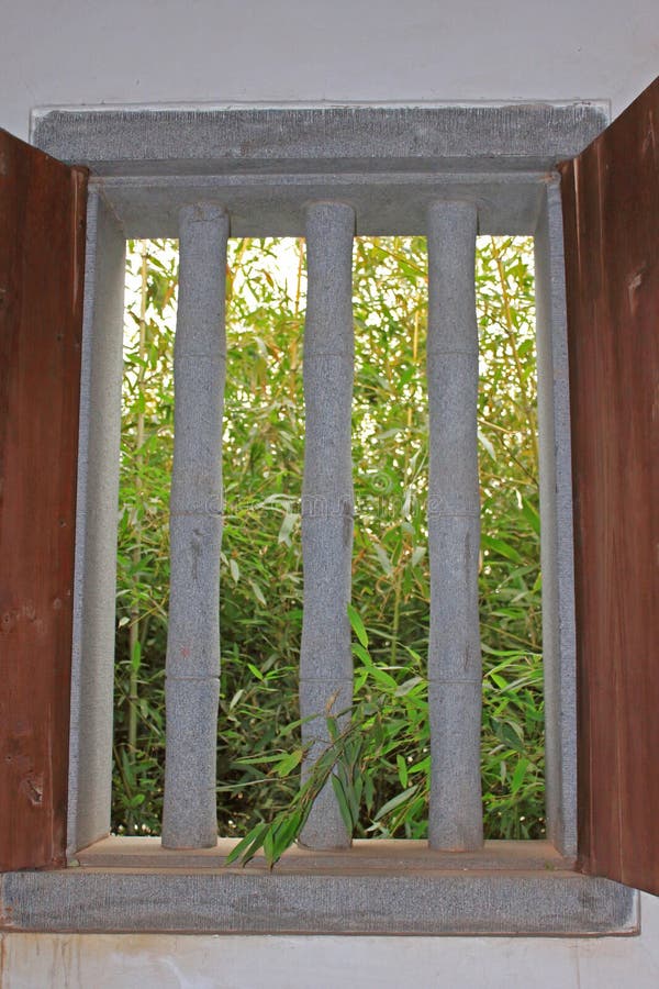 Windows di pietra nella parete. Windows nella parete Parco dell'Expo del giardino di Pechino contenuto foto, si siede ad ovest del fiume di Yongding Il parco è composto di boulevard centrale del asse-Gingko, di due aree-Yongding sceniche pagoda e di valle del giardino e di cinque giardino-tradizionali, moderni, originalmente, internazionale e giardini della zona umida, a Pechino, la Cina
